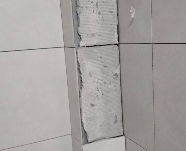 江华瓷砖空鼓维修公司分享下瓷砖施工前基层浇水润湿程度不足，可能导致以下问题
