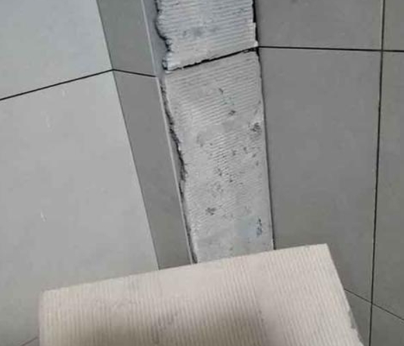 江华瓷砖空鼓维修公司分享下厨房瓷砖脱落的补救措施。